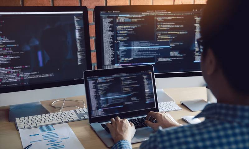数据科学选型:R与Python如何赋能乌马河区网站建设?